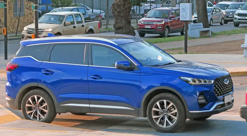 Chery Tiggo 7 Pro כחול, מבט מהצד ומלפנים, ברחוב עירוני