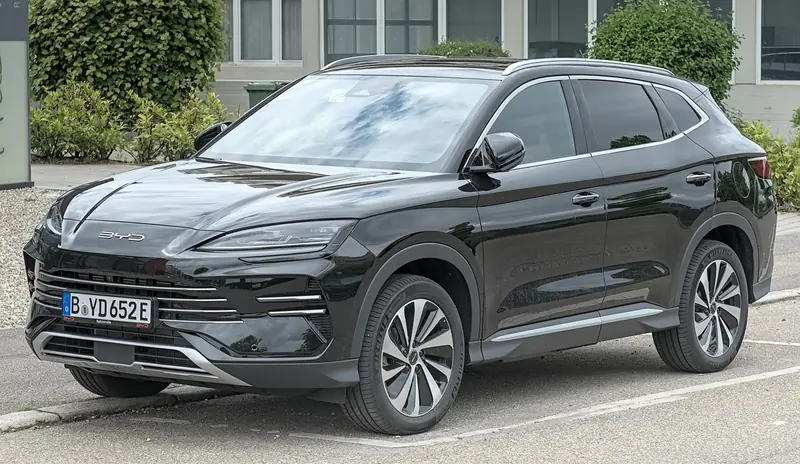 BYD Seal U שחור, מבט קדמי-צידי, חונה ליד בניין משרדים
