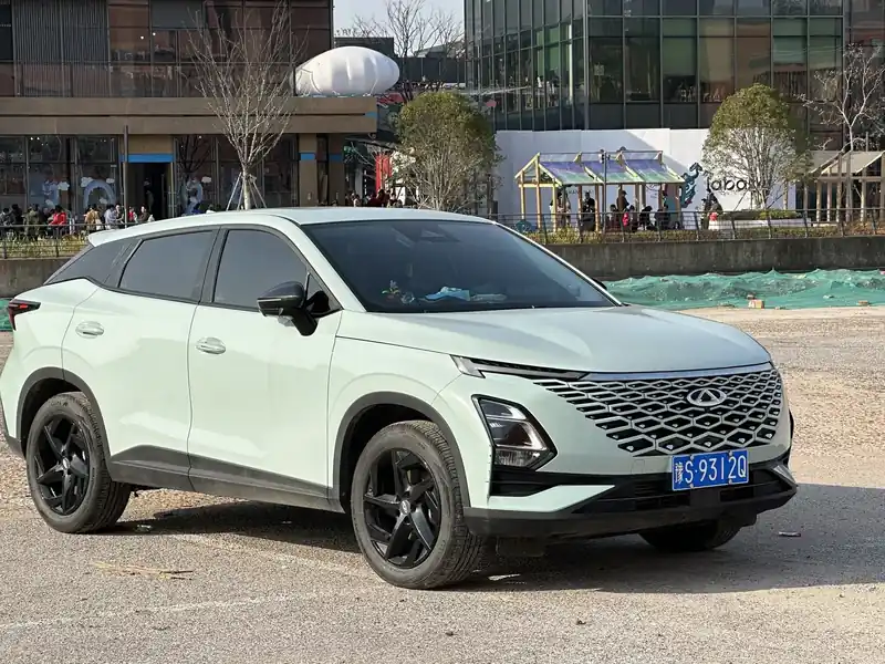 Chery FX (Omoda 5) ירוק-מנטה בהיר עם חישוקים שחורים, מבט קדמי-צידי, בחניון פתוח