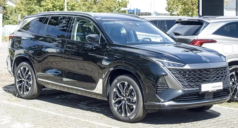 MG S9 שחור, מבט קדמי-צידי, במגרש של סוכנות