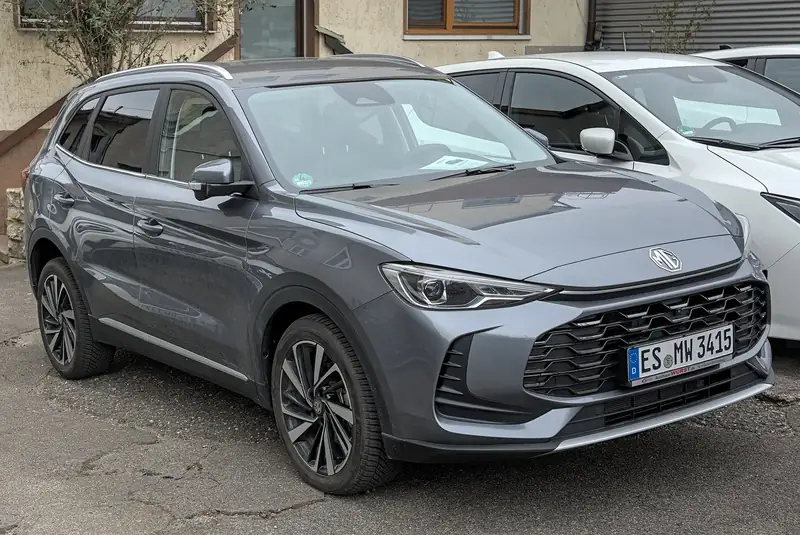 MG ZS Hybrid+ אפור כהה, מבט קדמי-צידי, במגרש של סוכנות