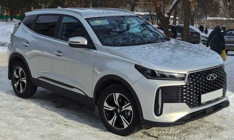 Chery Tiggo 4 כסוף, מבט קדמי-צידי, חונה בשלג