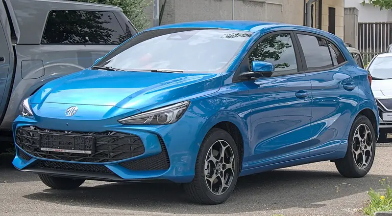 MG3 Hybrid+ כחול, מבט קדמי-צידי, חונה ברחוב