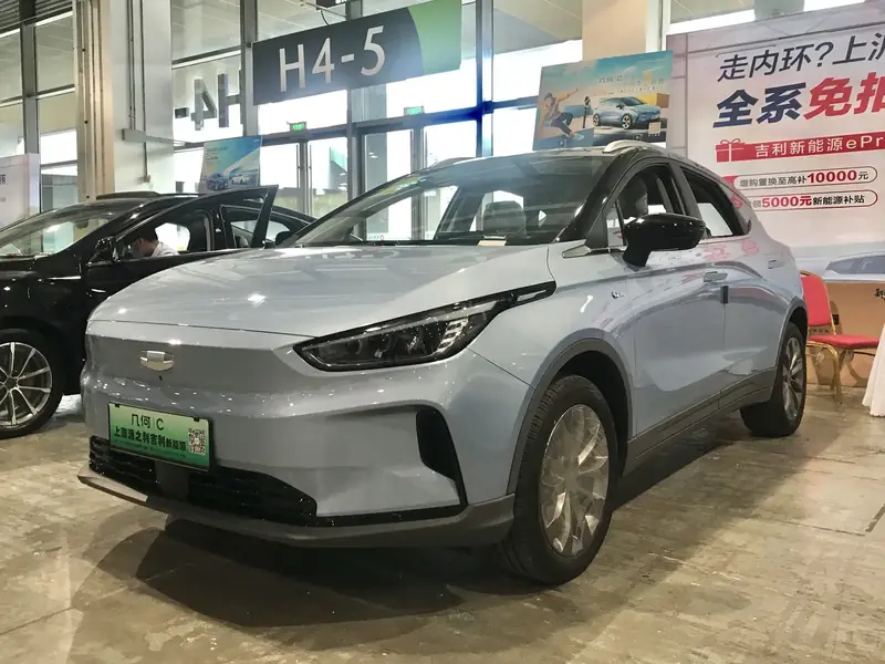Geely Geometry C תכלת, מבט קדמי-צידי, בתערוכת רכב